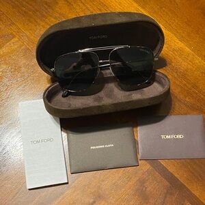 Tom Ford Black/ Gray lense with silver frame Aviator Sunglasses with Case